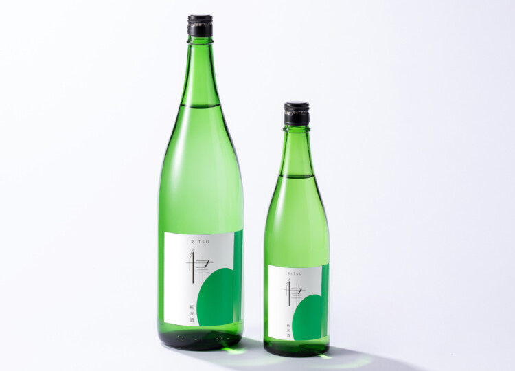 洗練された純米酒のラベルデザイン。